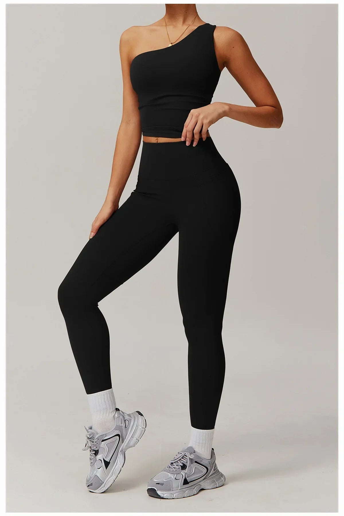 Conjunto deportivo de dos piezas con top asimétrico