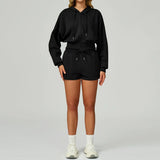 Conjunto deportivo con pantalones cortos y sudadera con capucha