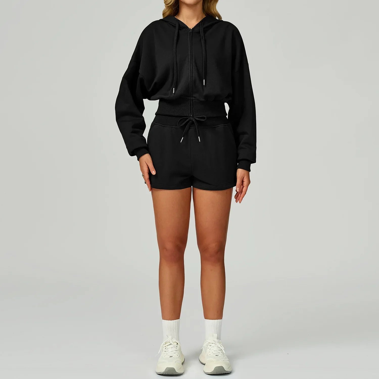 Conjunto deportivo con pantalones cortos y sudadera con capucha