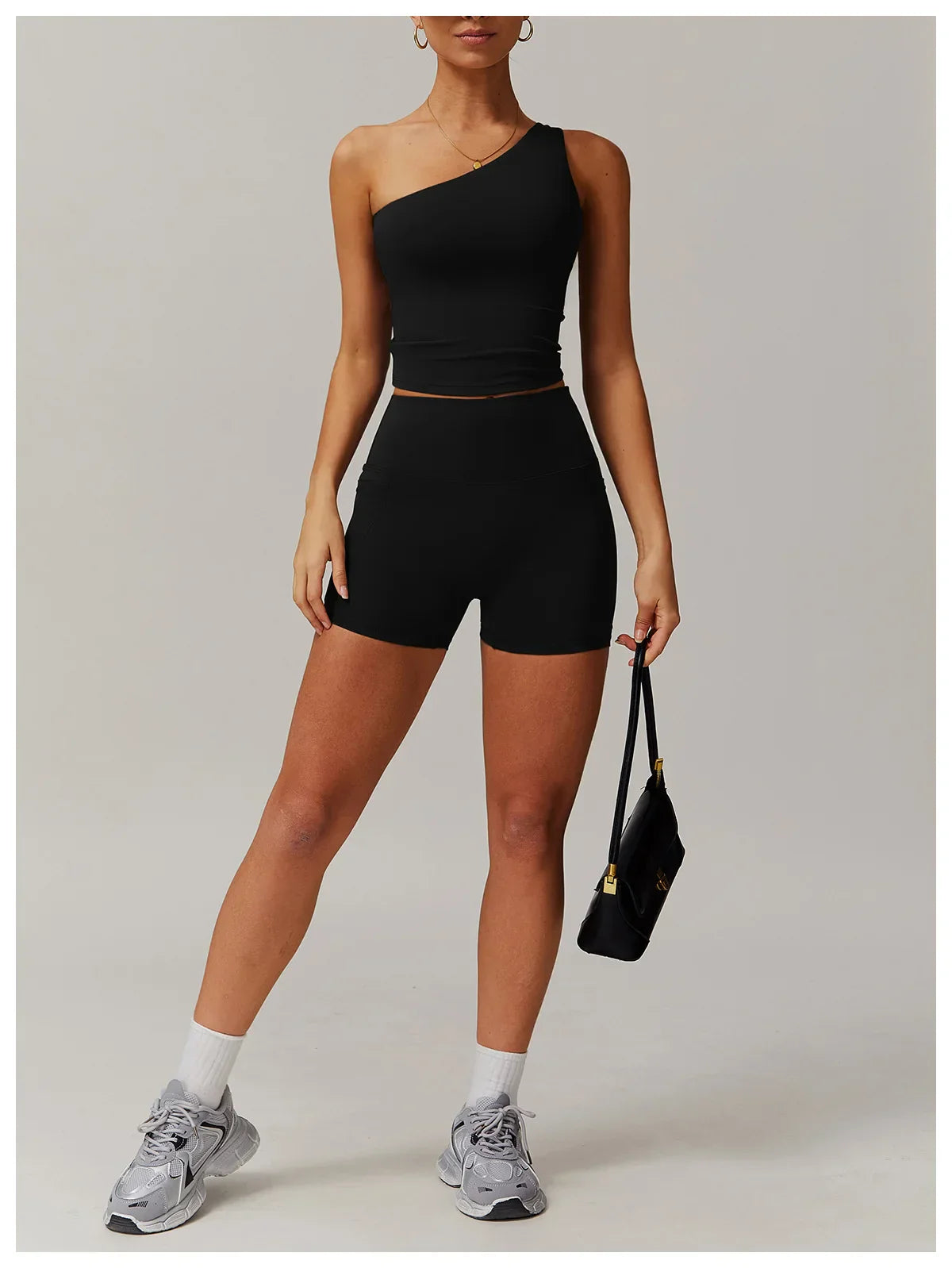Conjunto deportivo con mallas ciclistas y top asimétrico