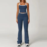 Conjunto deportivo con ribete blanco y pantalones de campana