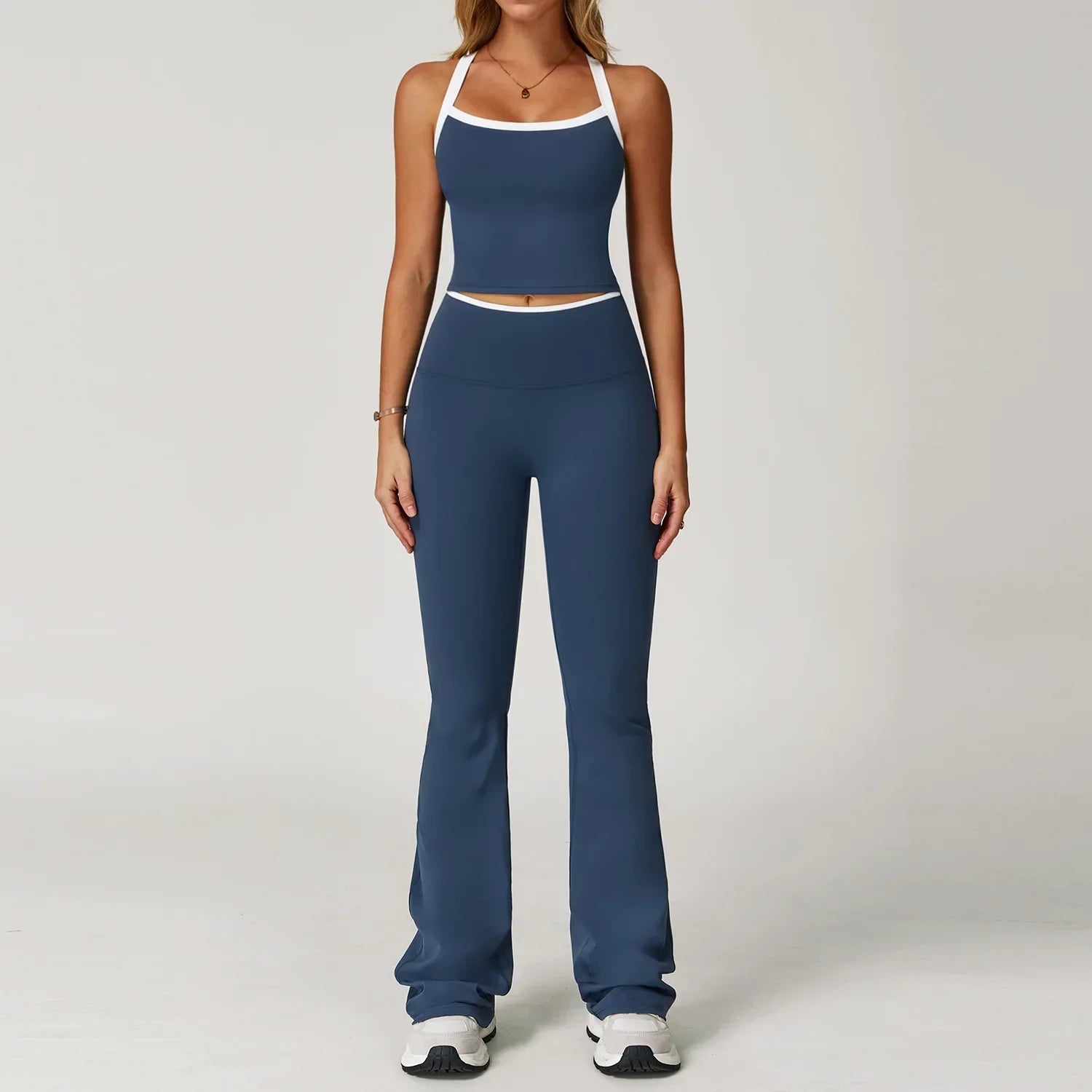 Conjunto deportivo con ribete blanco y pantalones de campana
