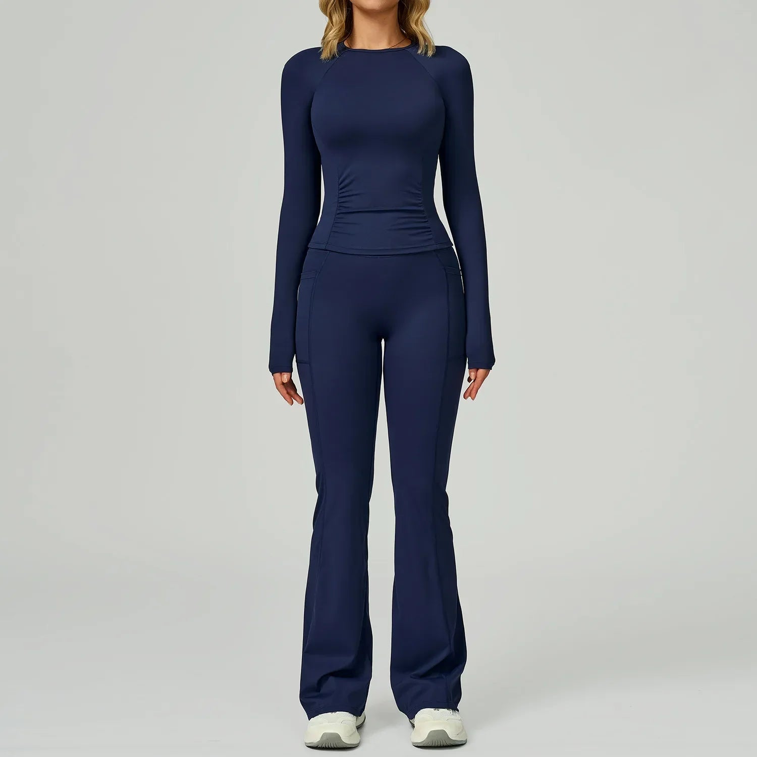 Traje deportivo con manga larga y pantalones de campana