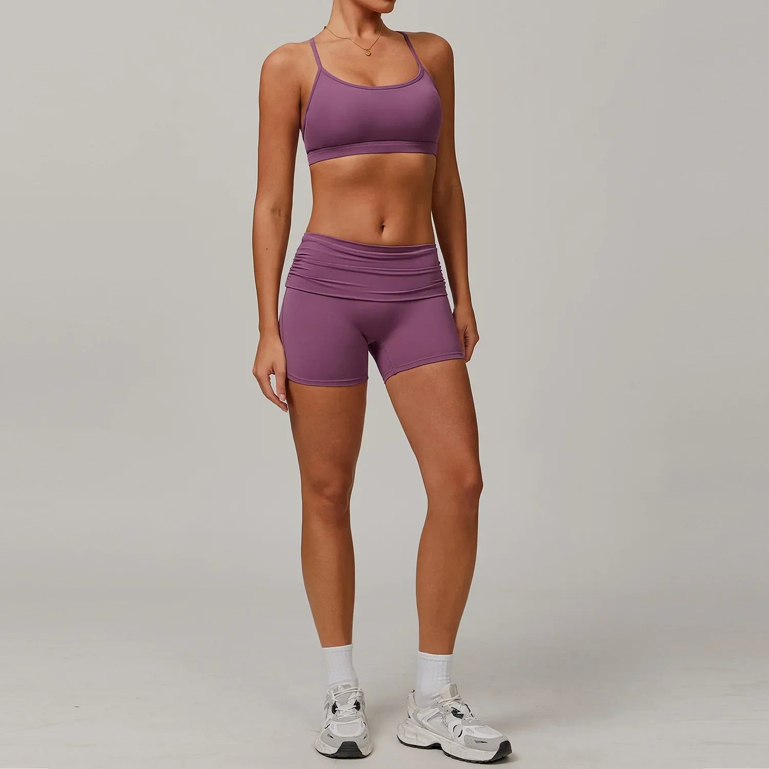 Conjunto deportivo con top corto y mallas ciclistas