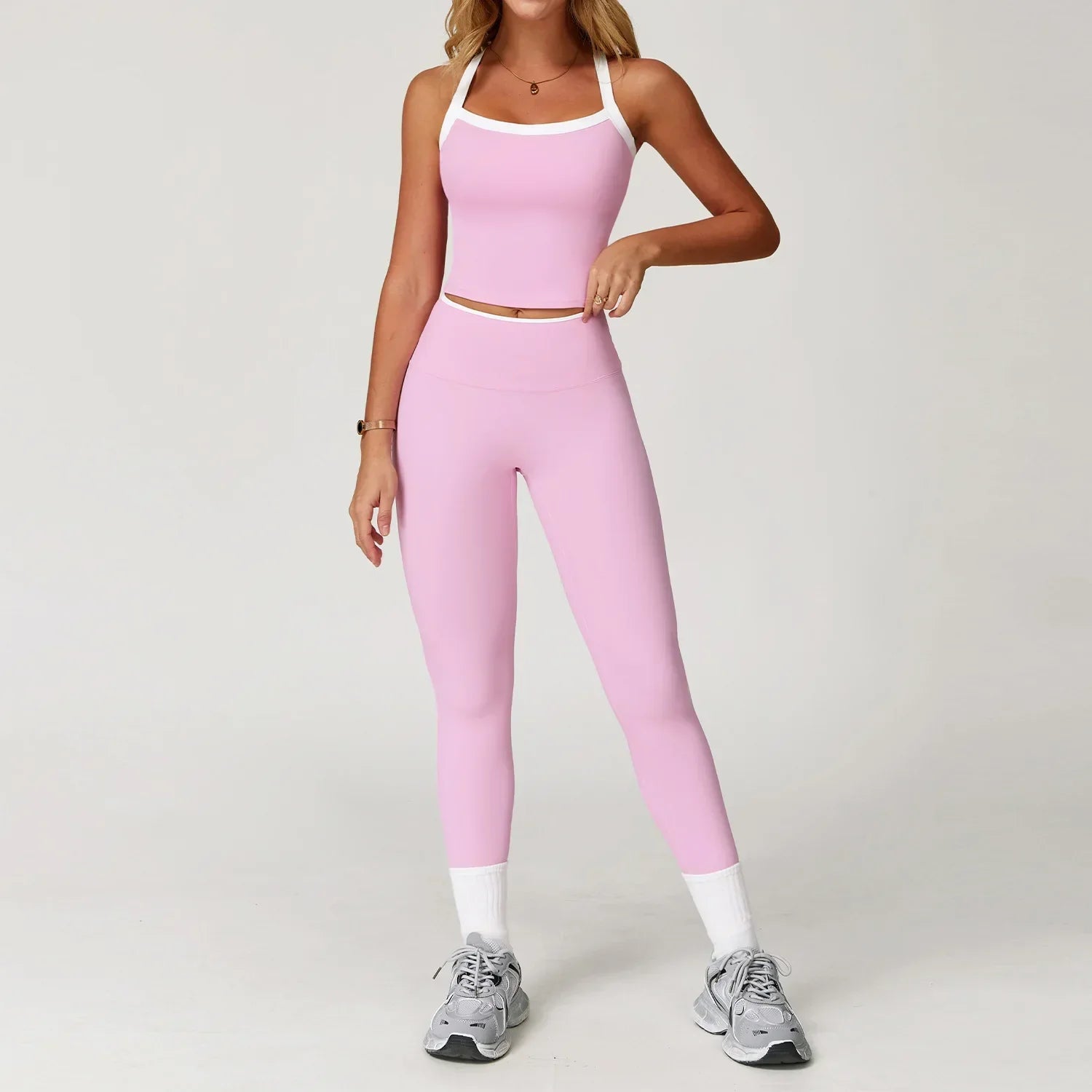Conjunto deportivo con leggings y ribete blanco