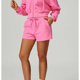 Conjunto deportivo con pantalones cortos y sudadera con capucha