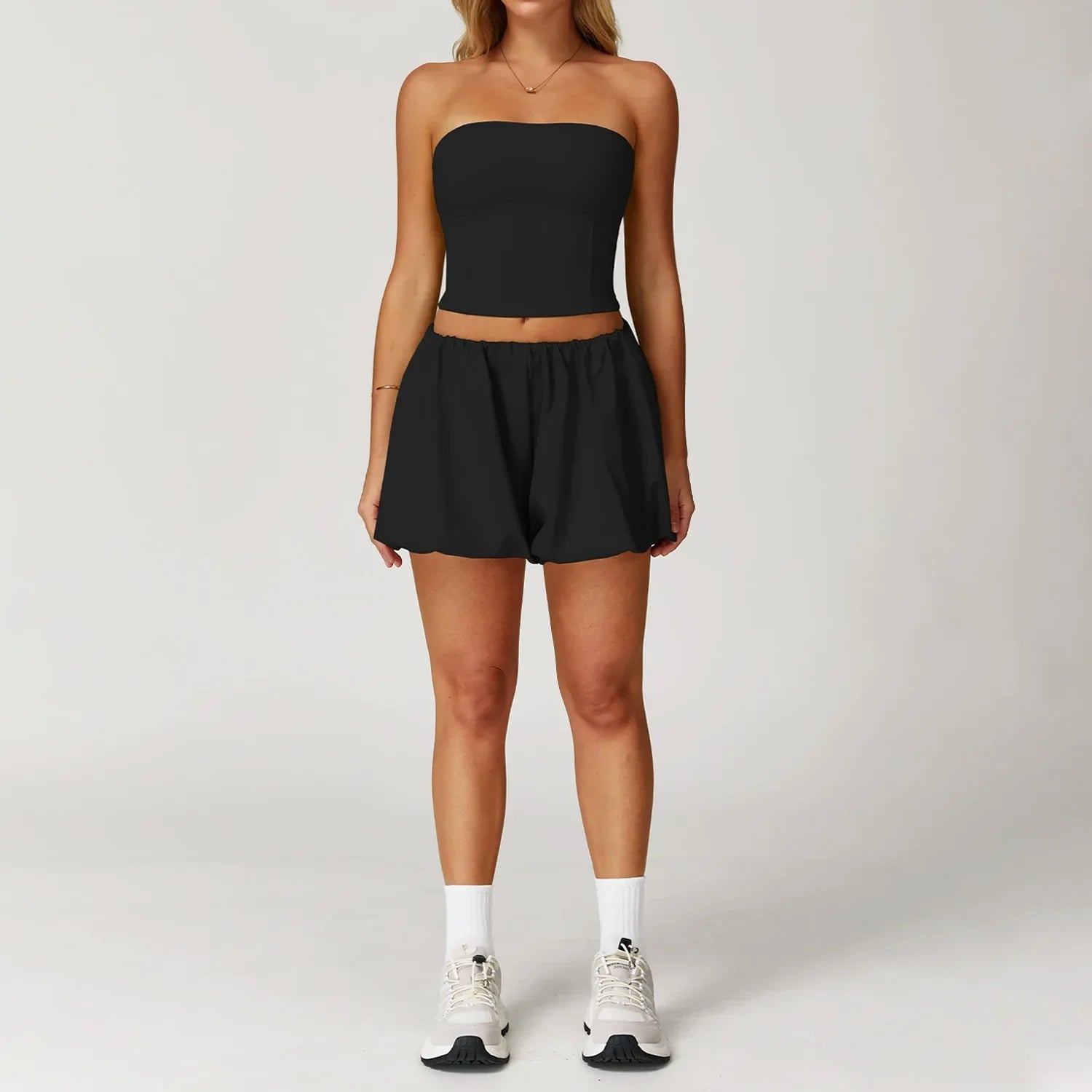 Traje deportivo de dos piezas con hombros descubiertos