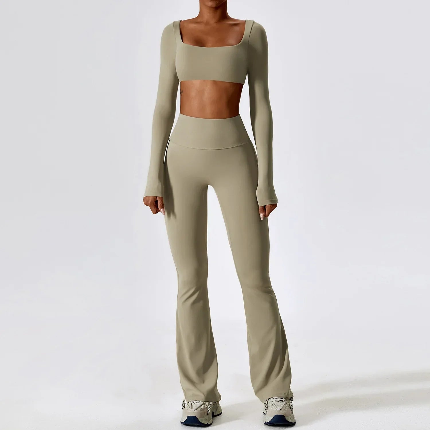 Conjunto deportivo con crop top de manga larga