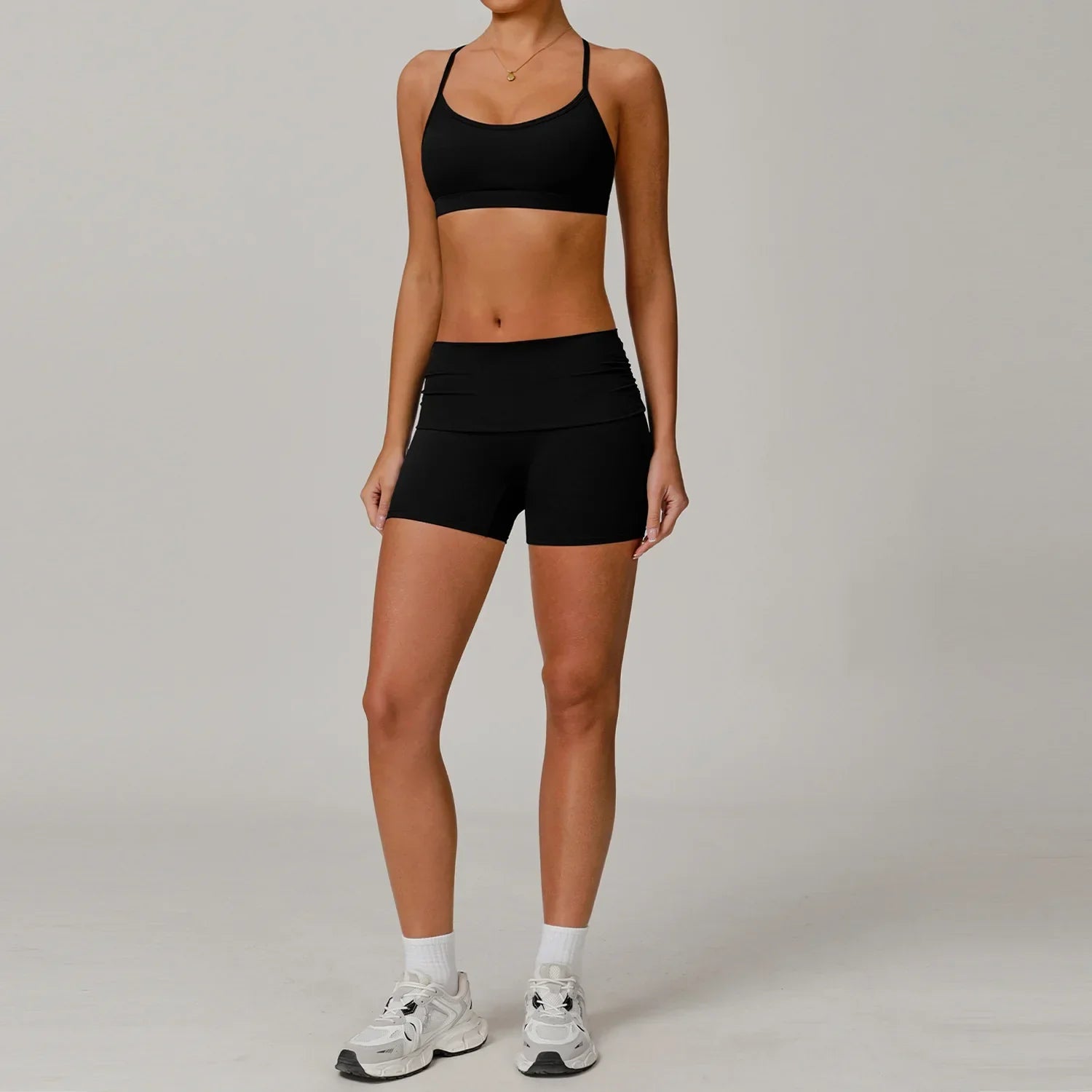 Conjunto deportivo con top corto y mallas ciclistas