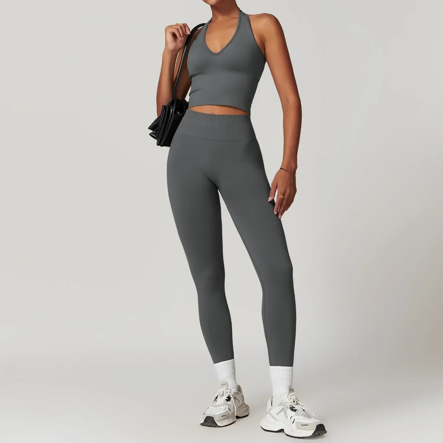 Conjunto deportivo con escote y leggings