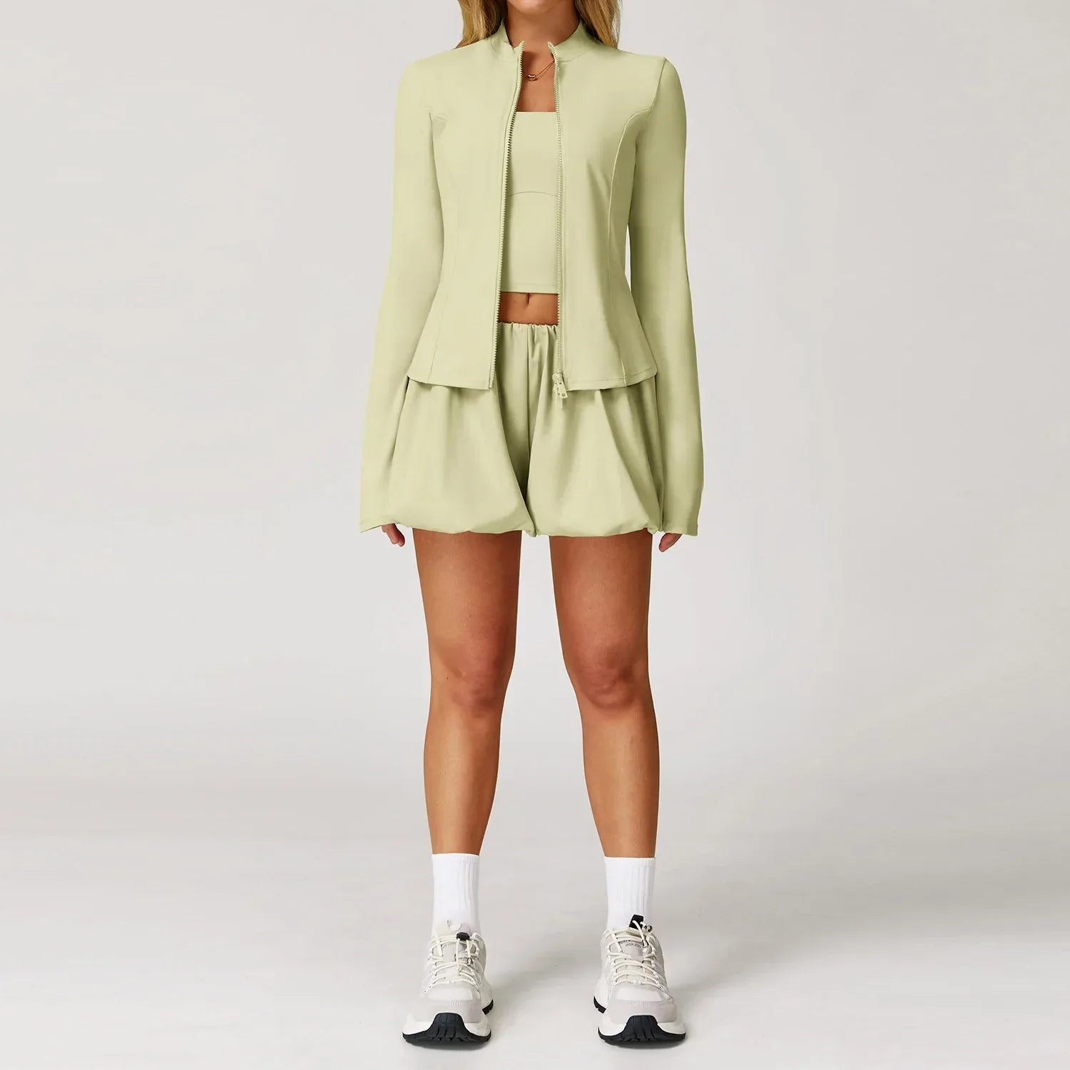 Traje deportivo de tres piezas con pantalones cortos