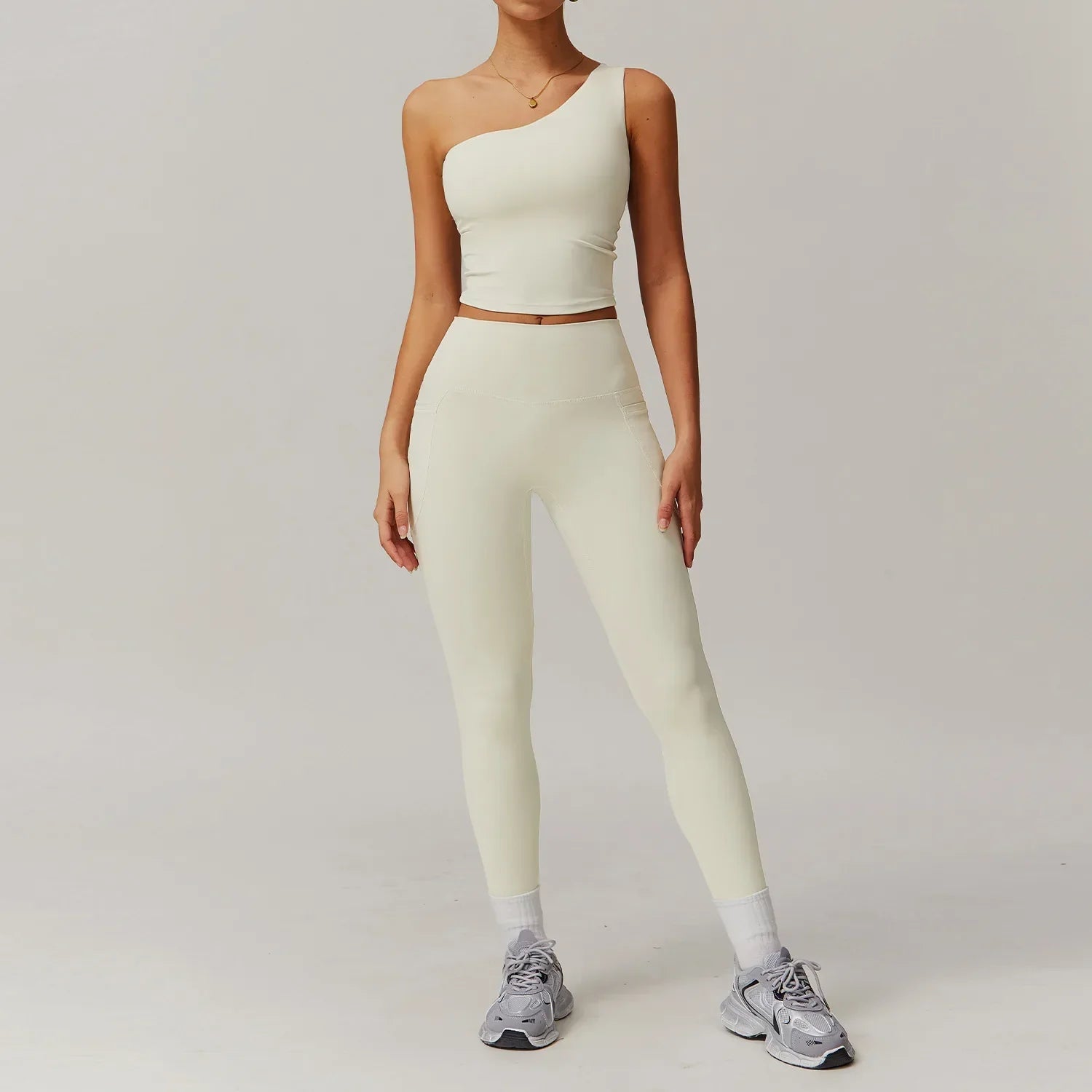 Conjunto deportivo de dos piezas con top asimétrico