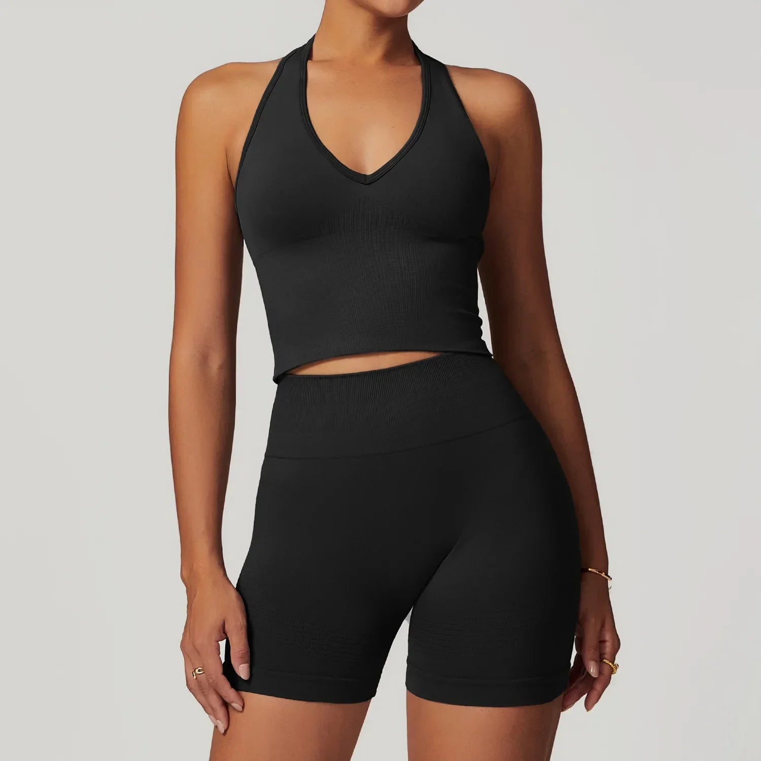 Conjunto deportivo con top con escote y mallas ciclistas