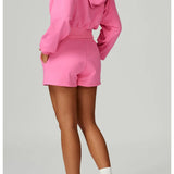 Conjunto deportivo con pantalones cortos y sudadera con capucha