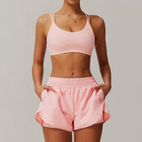 Conjunto deportivo con pantalones cortos