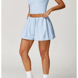 Traje deportivo de tres piezas con pantalones cortos