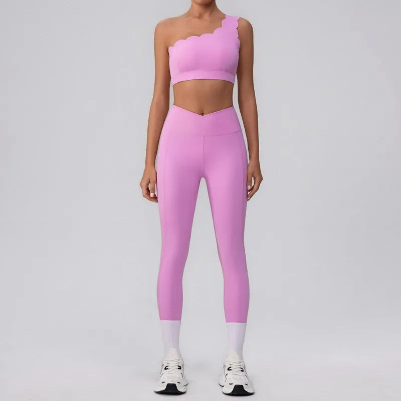 Conjunto deportivo con top asimétrico y volantes