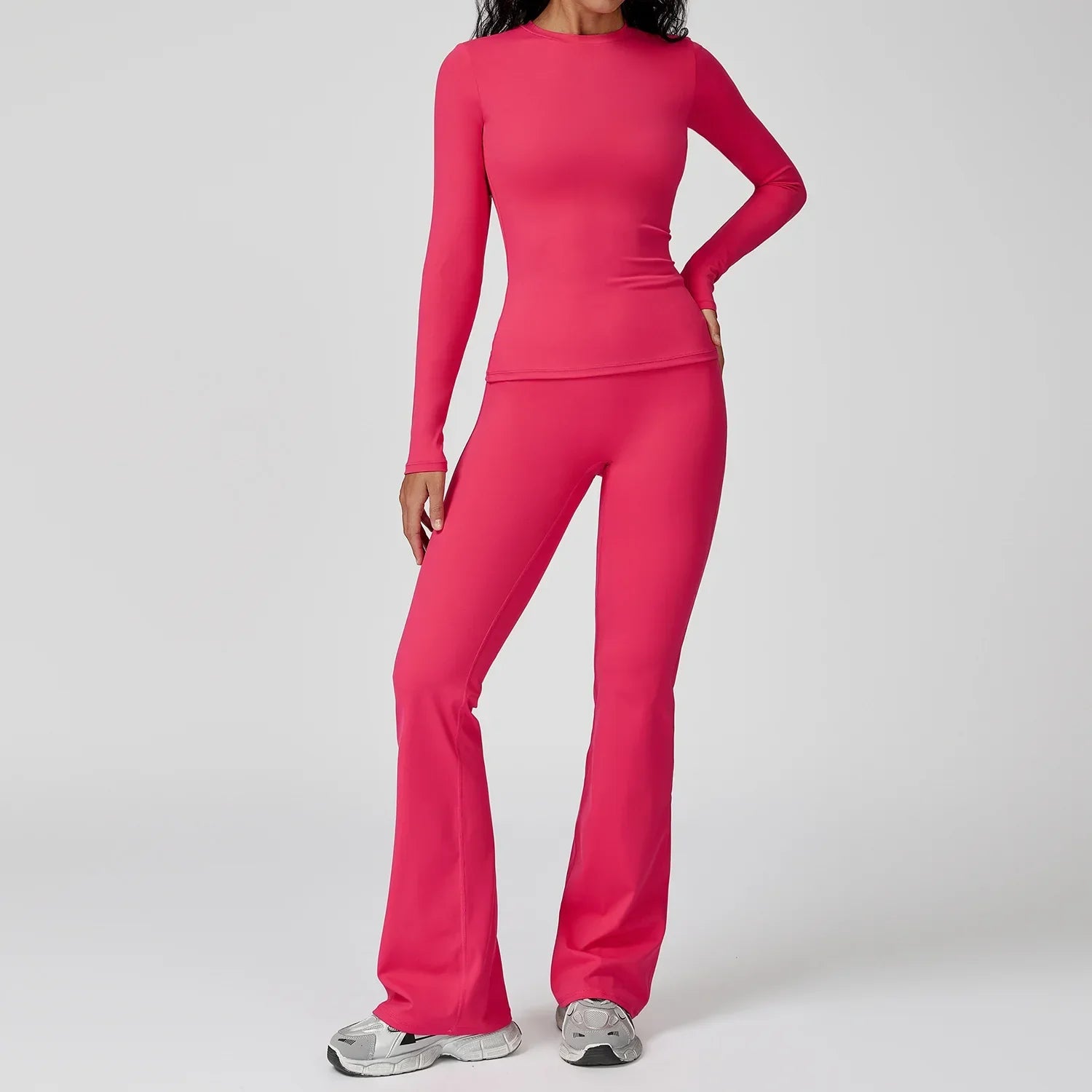 Traje deportivo con pantalones de campana y manga larga