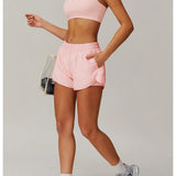 Conjunto deportivo con pantalones cortos