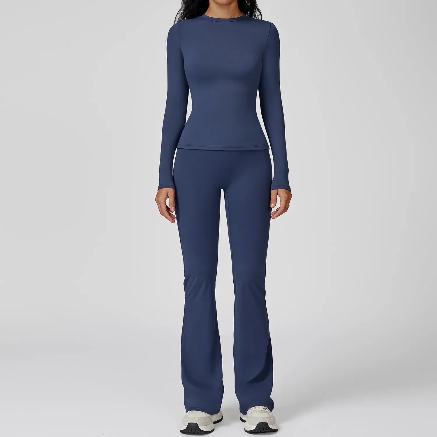 Traje deportivo con pantalones de campana y manga larga