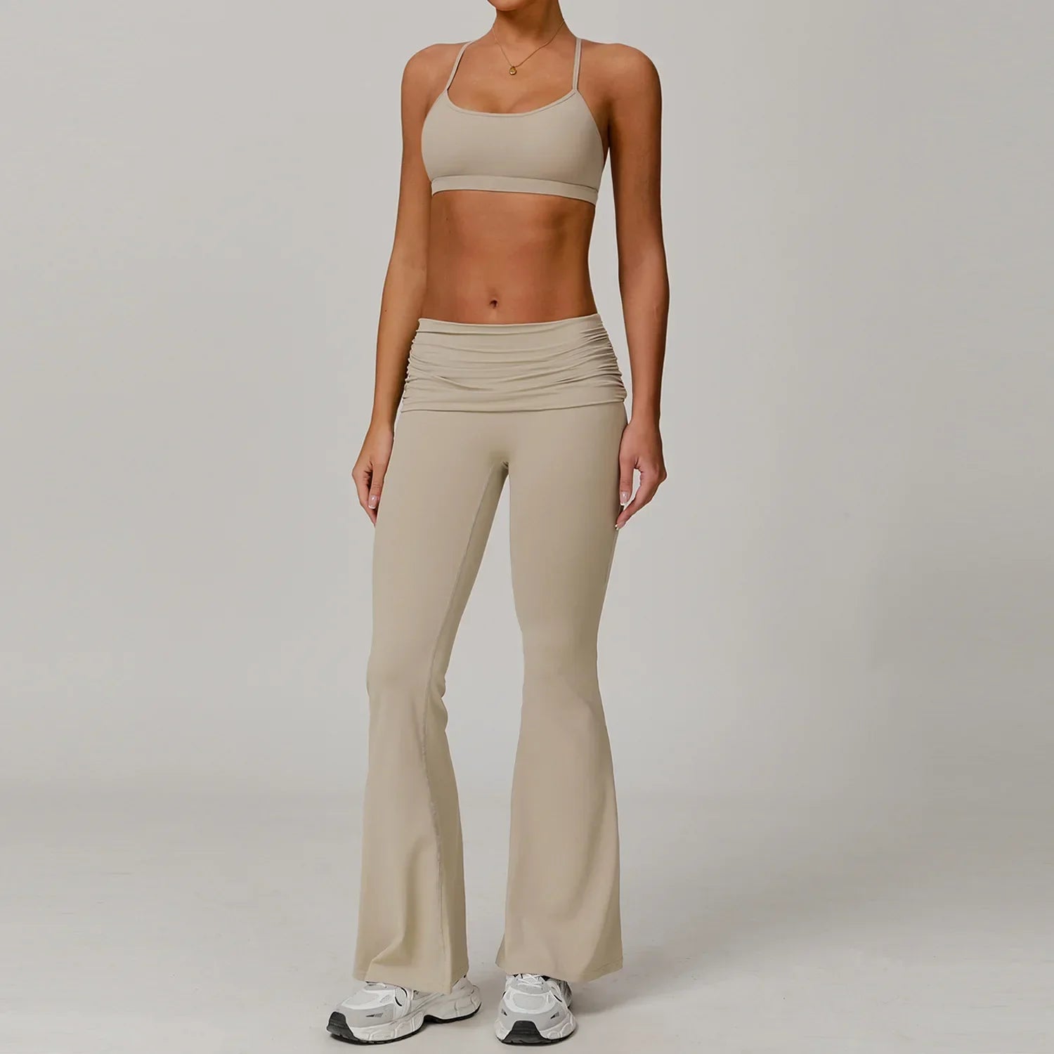 Conjunto deportivo con pantalones de campana