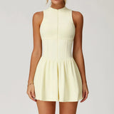 Vestido deportivo con cremallera y pantalones escondidos