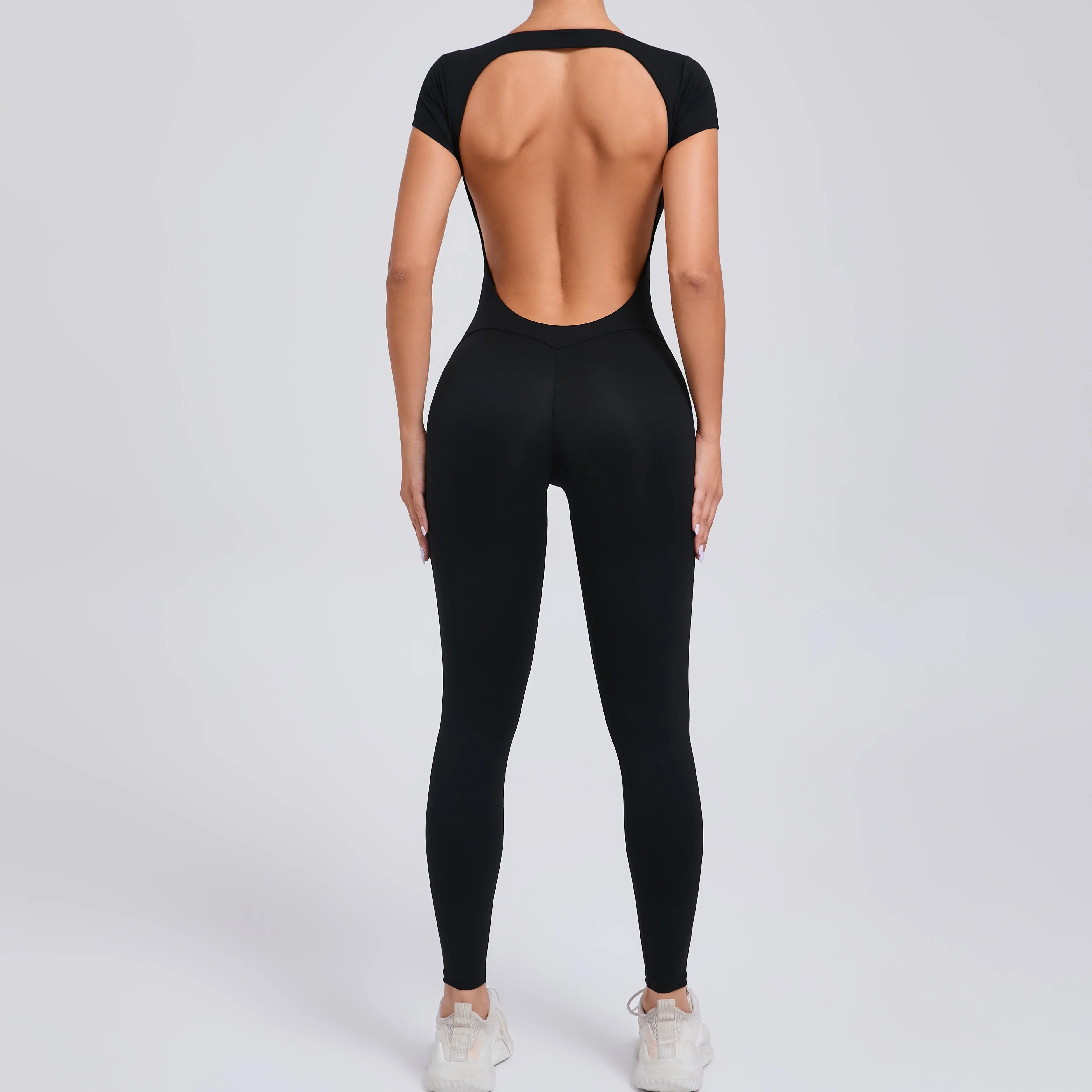 Mono deportivo con espalda descubierta