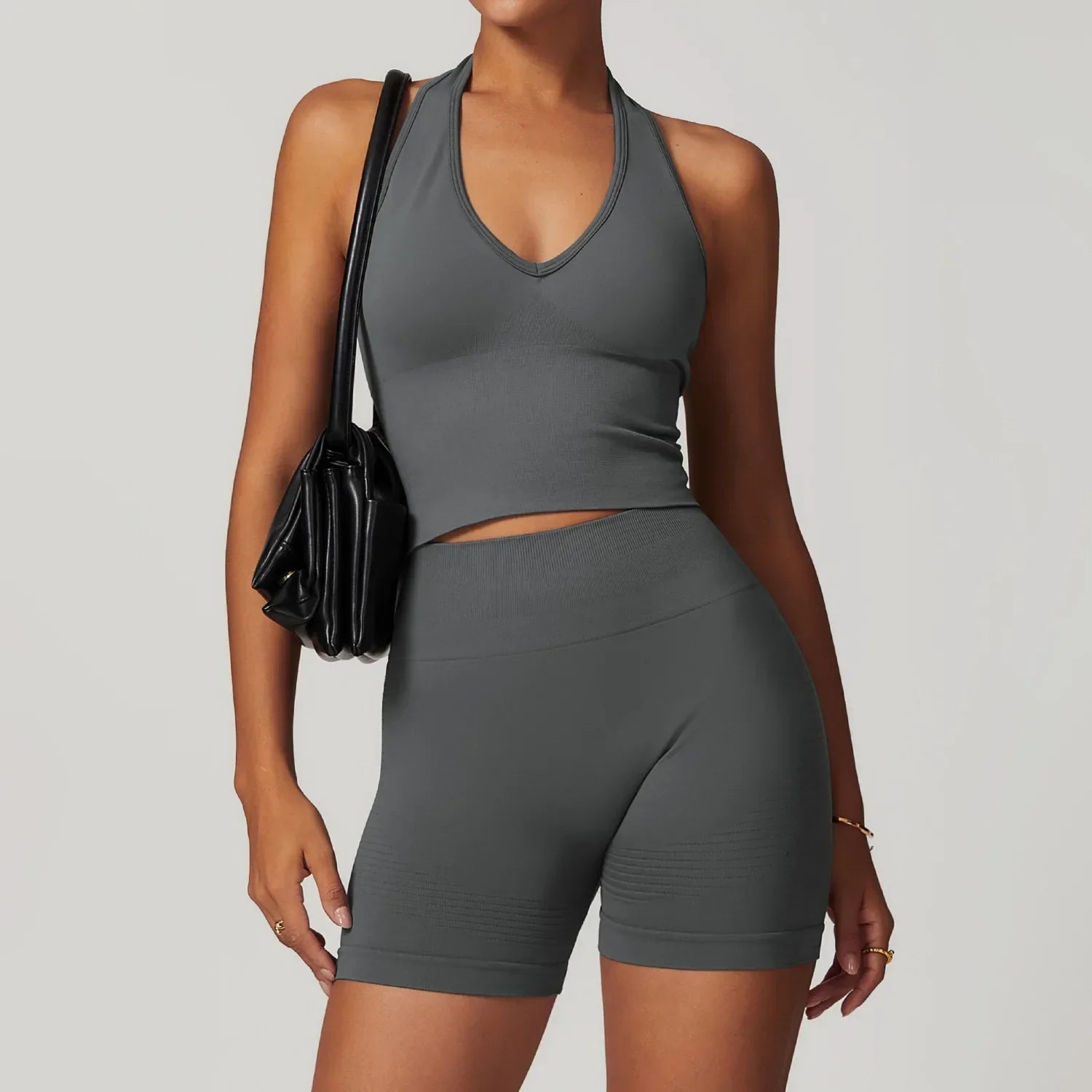 Conjunto deportivo con top con escote y mallas ciclistas