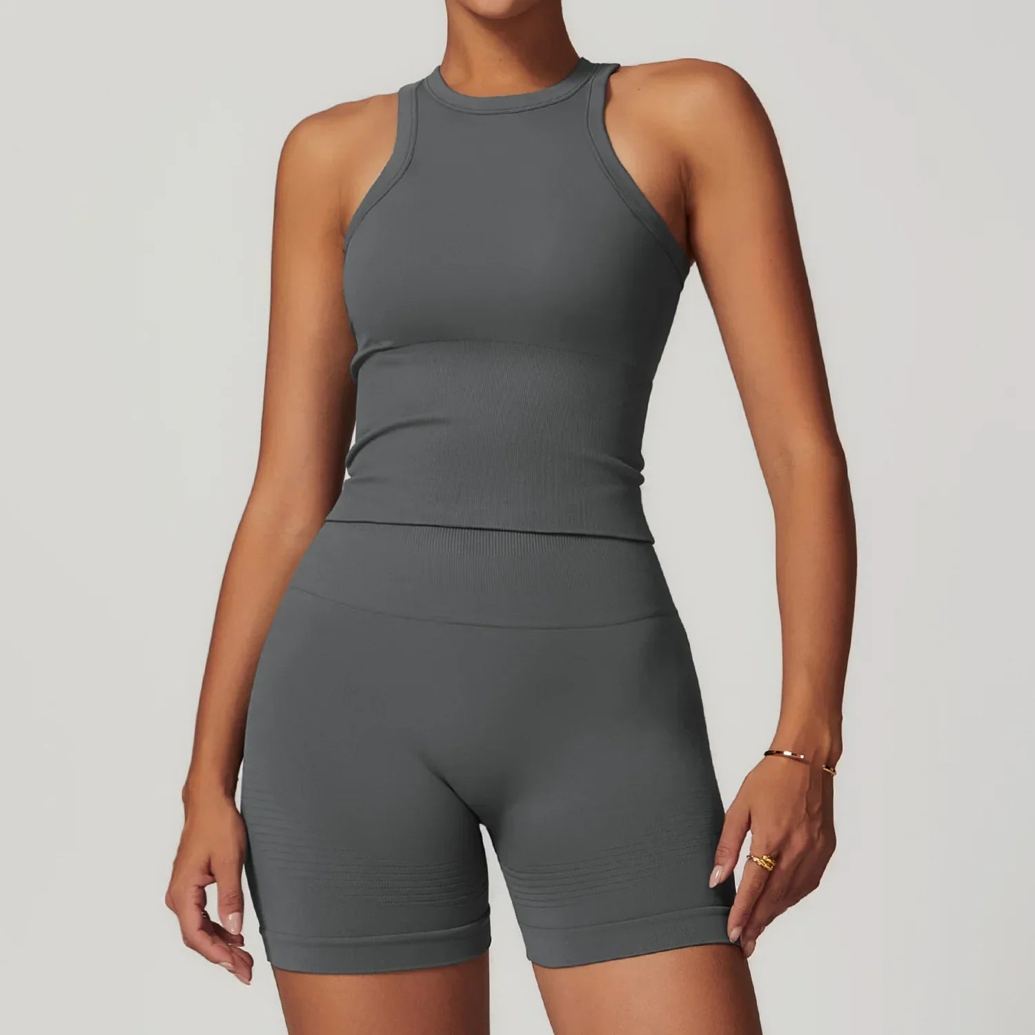 Conjunto deportivo con top sin mangas y mallas ciclistas