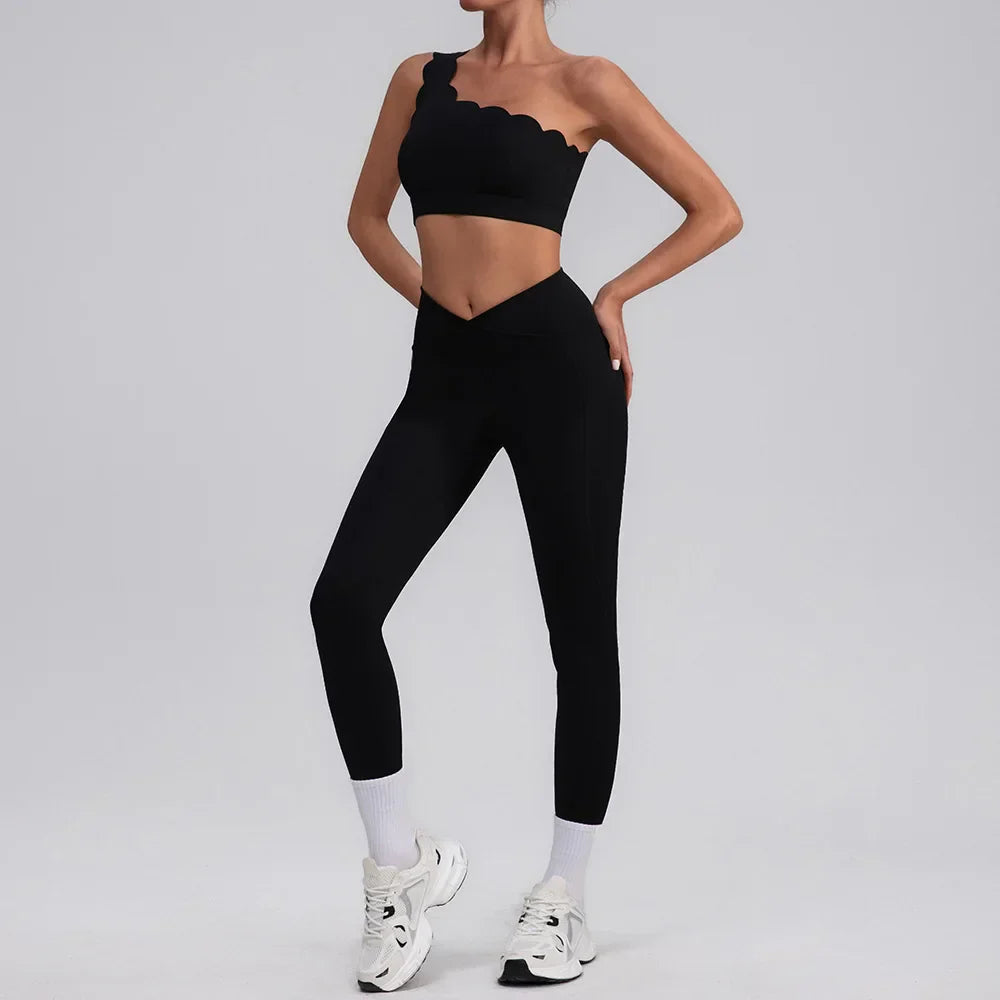 Conjunto deportivo con top asimétrico y volantes