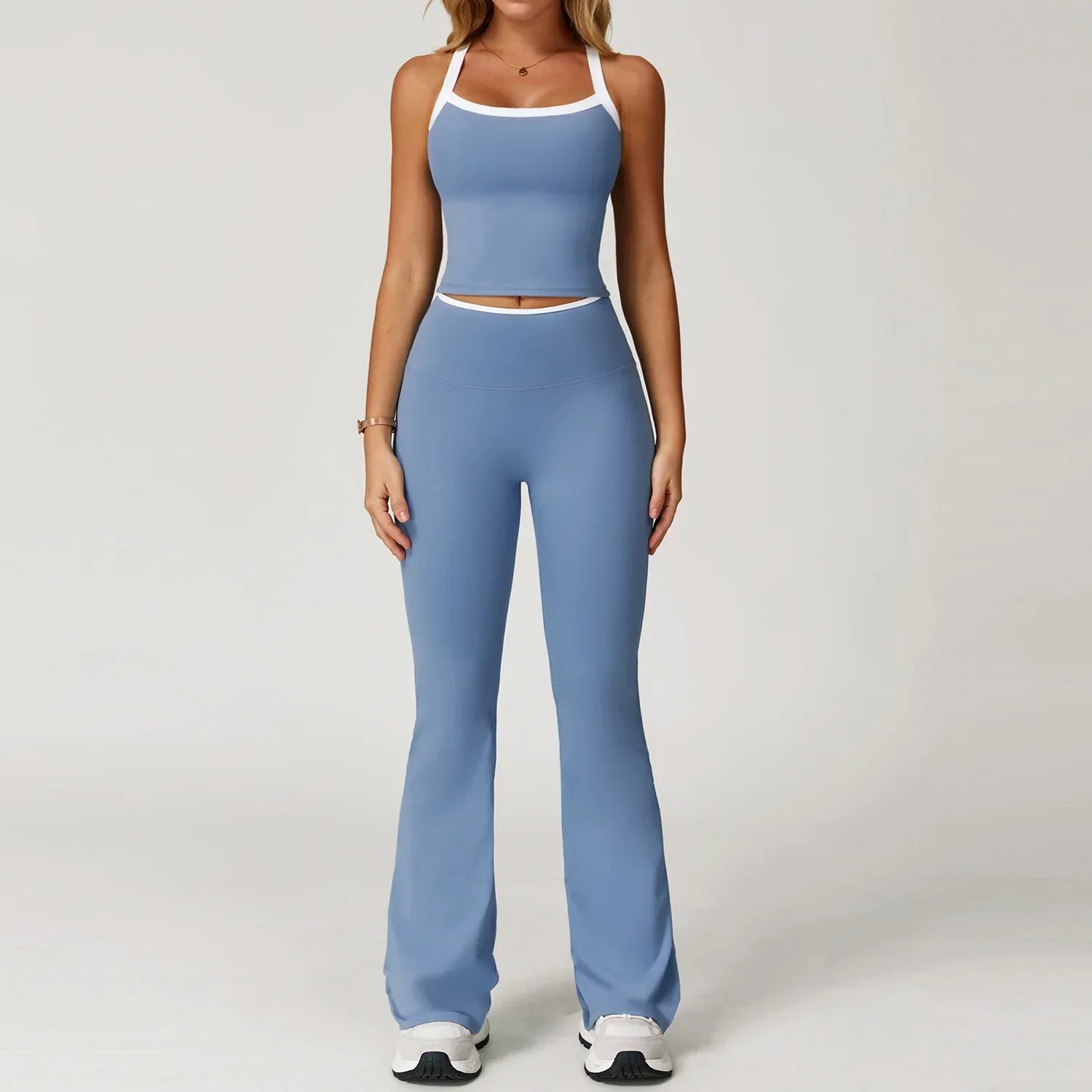 Conjunto deportivo con ribete blanco y pantalones de campana