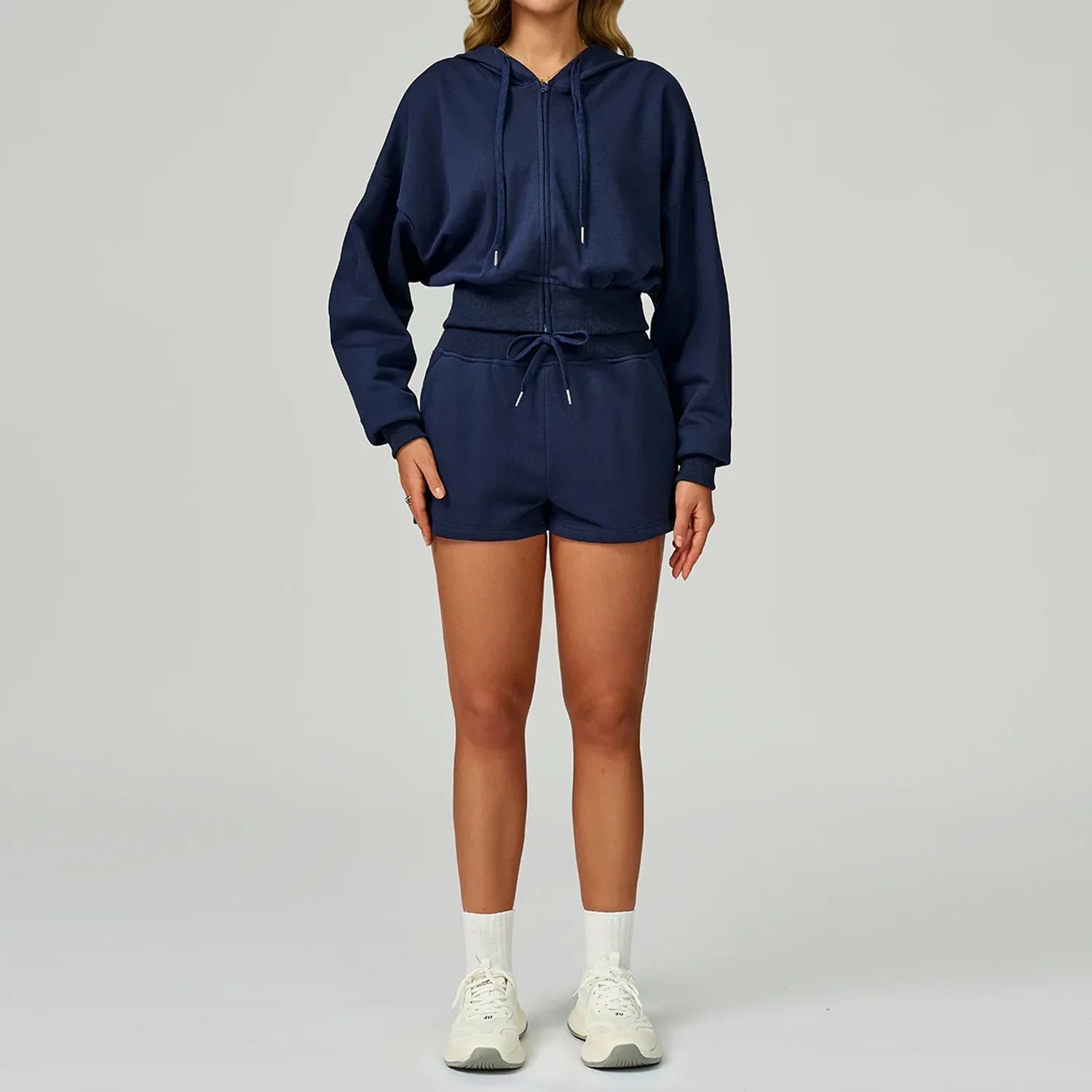 Conjunto deportivo con pantalones cortos y sudadera con capucha
