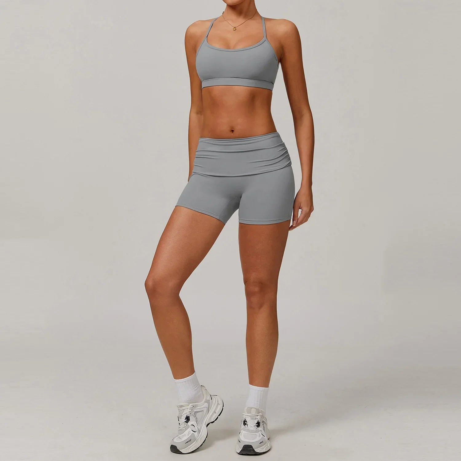 Conjunto deportivo con top corto y mallas ciclistas