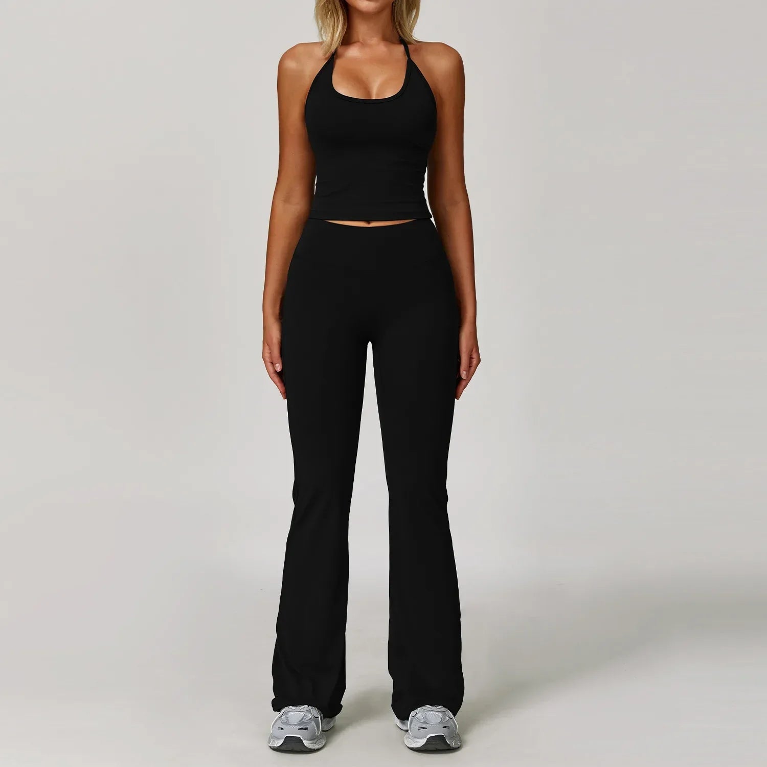 Conjunto deportivo con lazado en cuello y pernera de campana