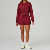 Conjunto deportivo con pantalones cortos y sudadera con capucha