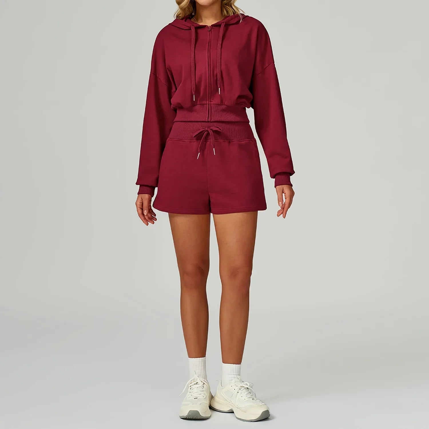 Conjunto deportivo con pantalones cortos y sudadera con capucha