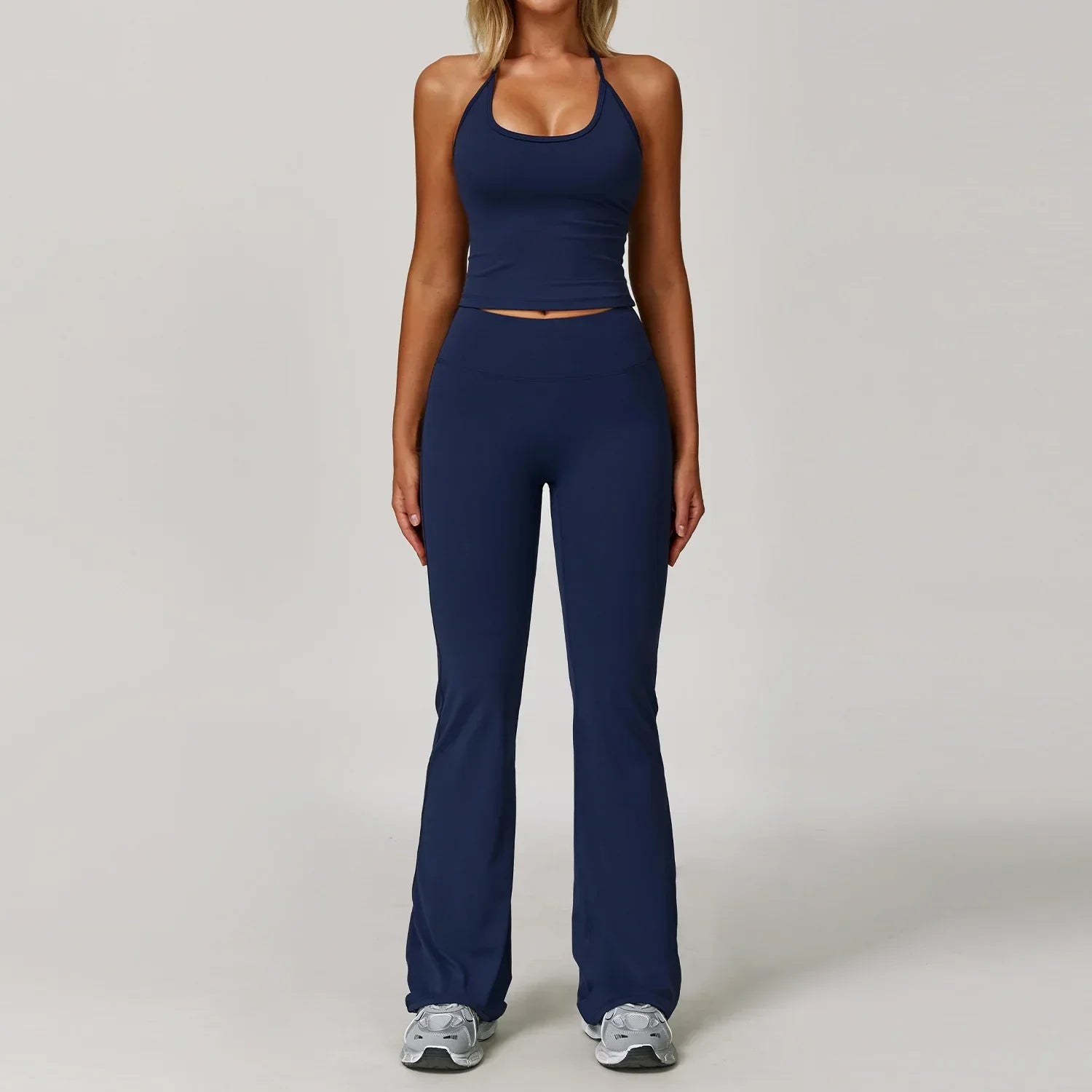 Conjunto deportivo con lazado en cuello y pernera de campana