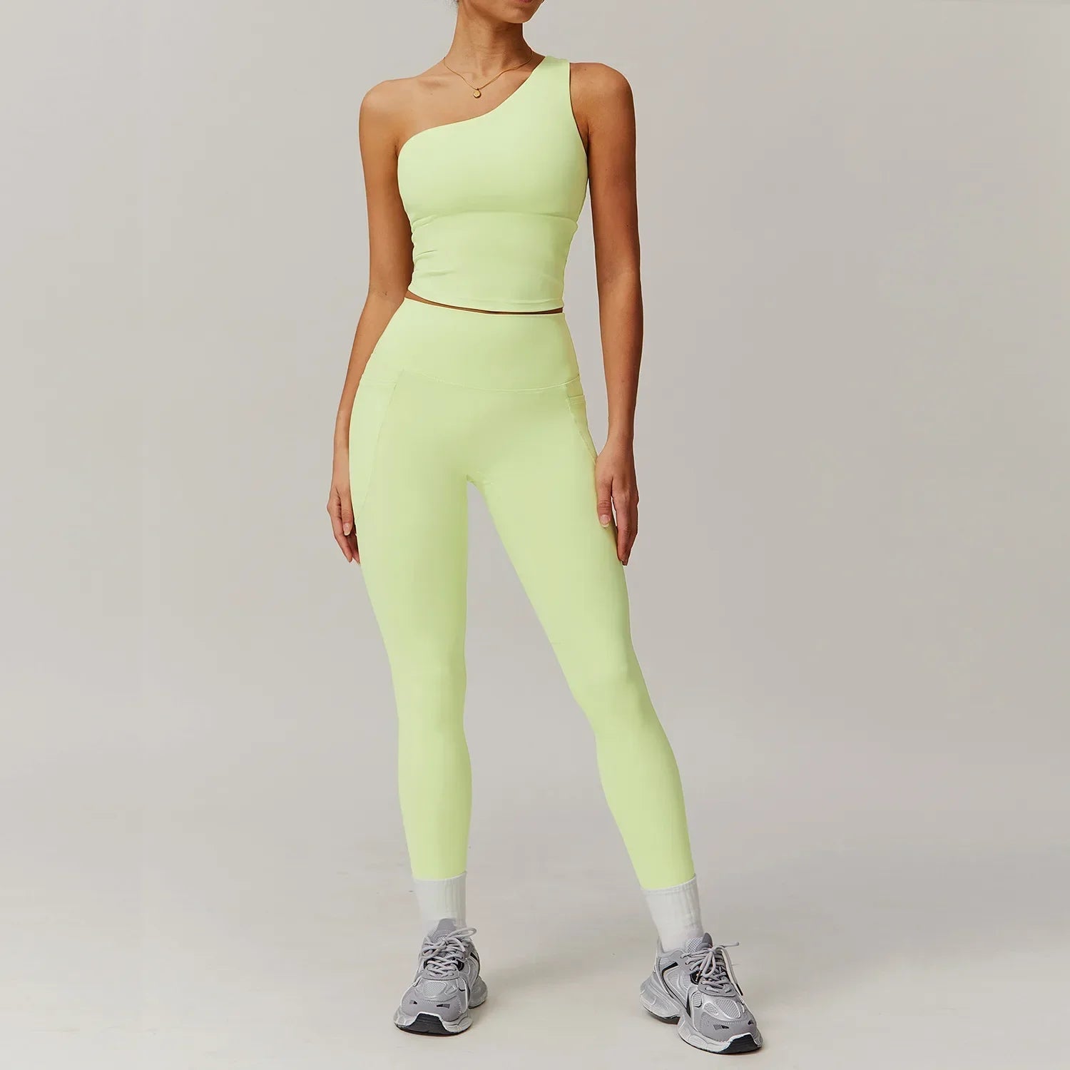 Conjunto deportivo de dos piezas con top asimétrico
