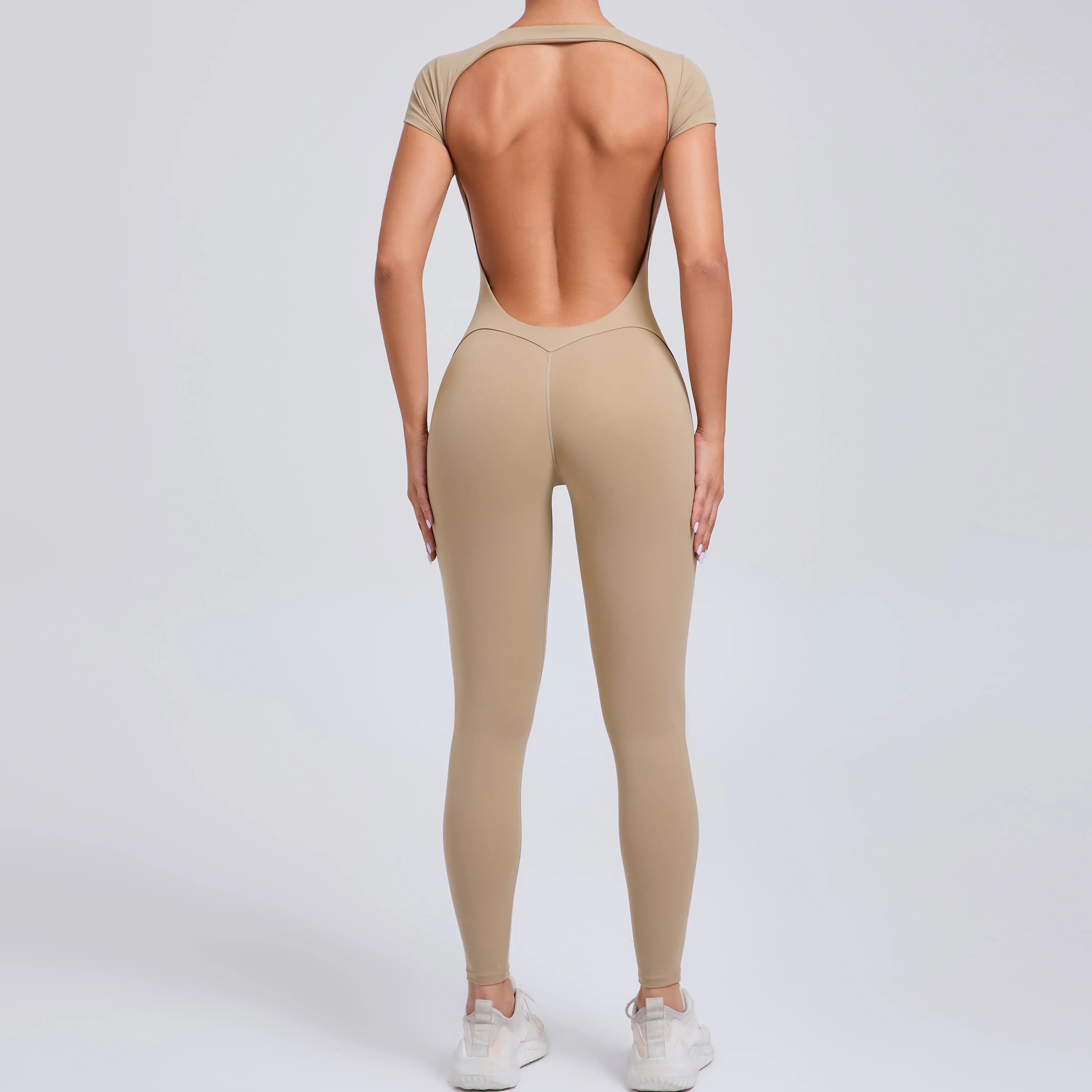 Mono deportivo con espalda descubierta