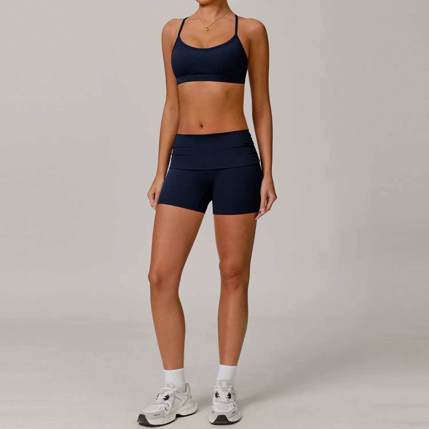 Conjunto deportivo con top corto y mallas ciclistas