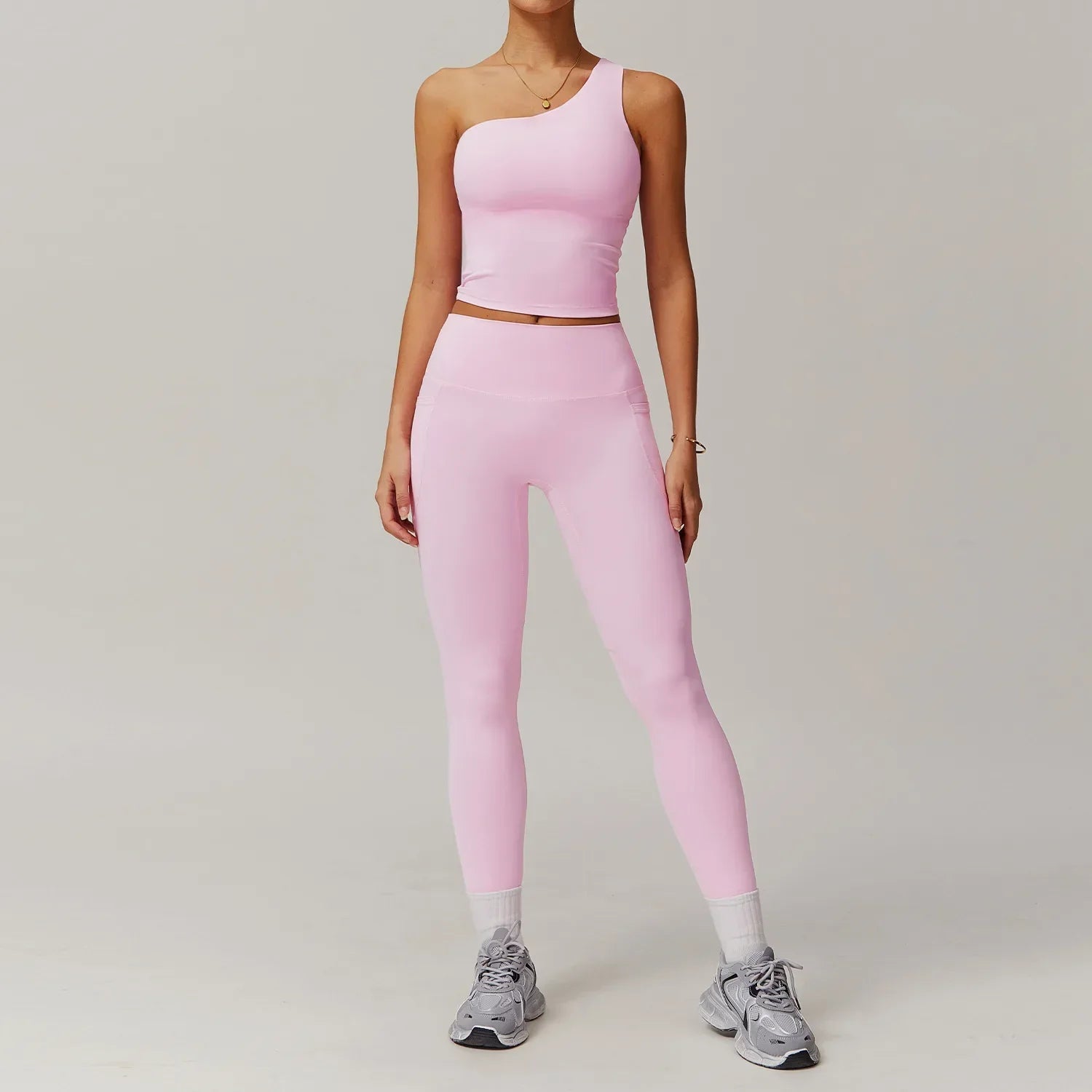 Conjunto deportivo de dos piezas con top asimétrico