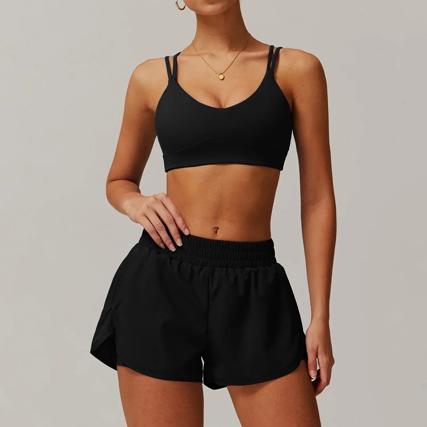Conjunto deportivo con pantalones cortos