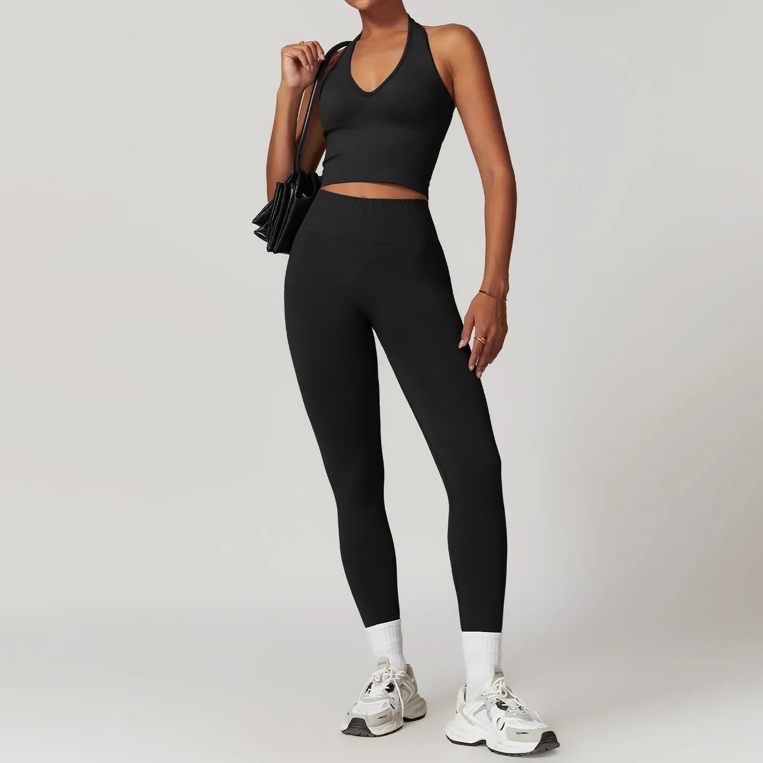 Conjunto deportivo con escote y leggings