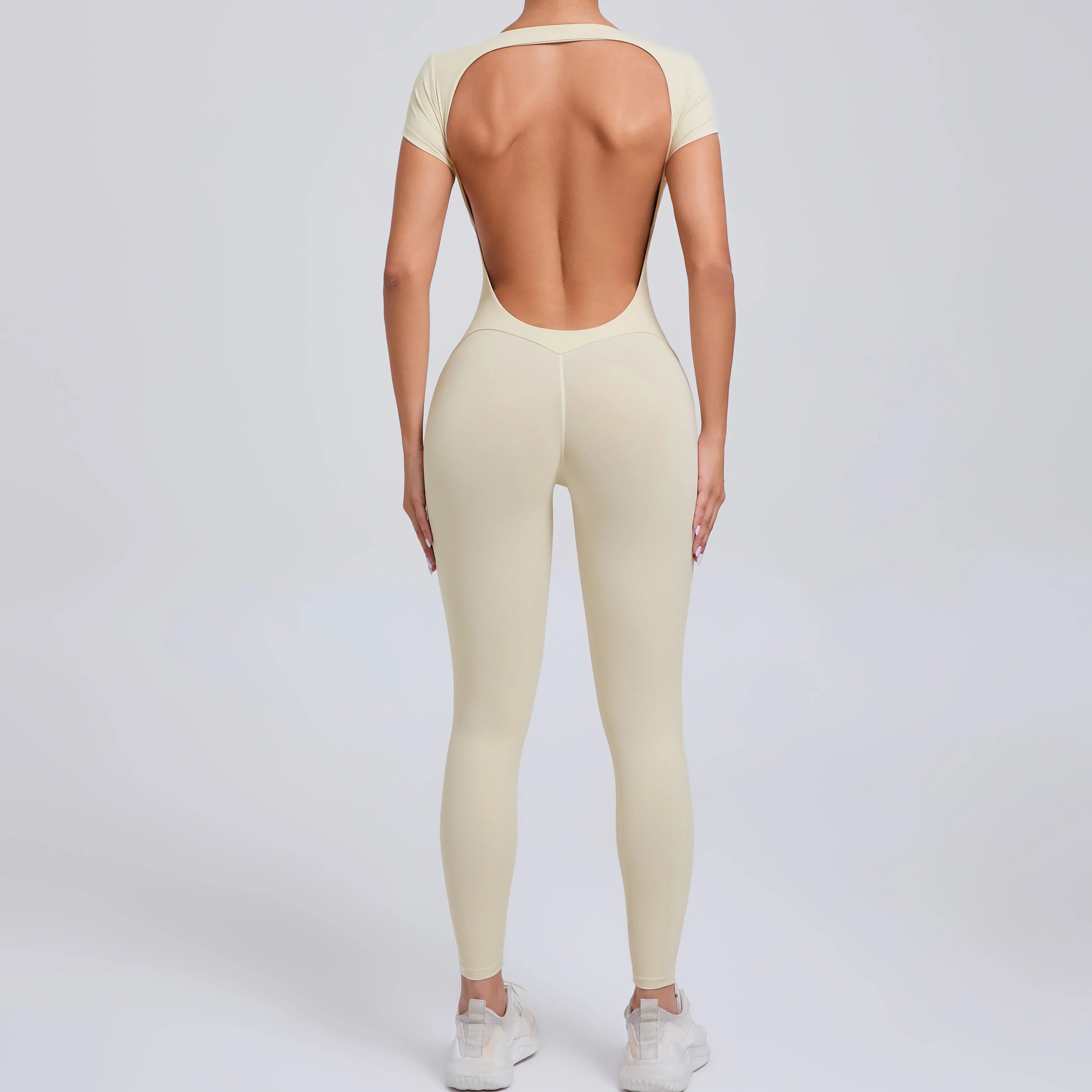 Mono deportivo con espalda descubierta