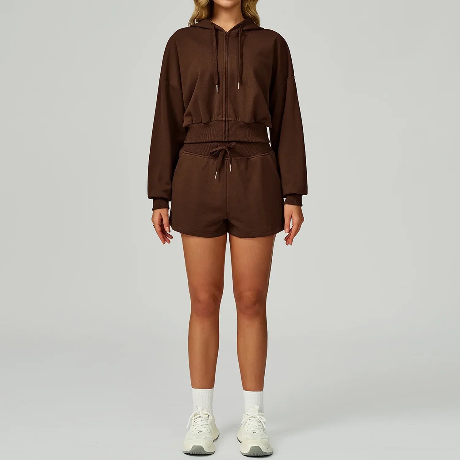 Conjunto deportivo con pantalones cortos y sudadera con capucha