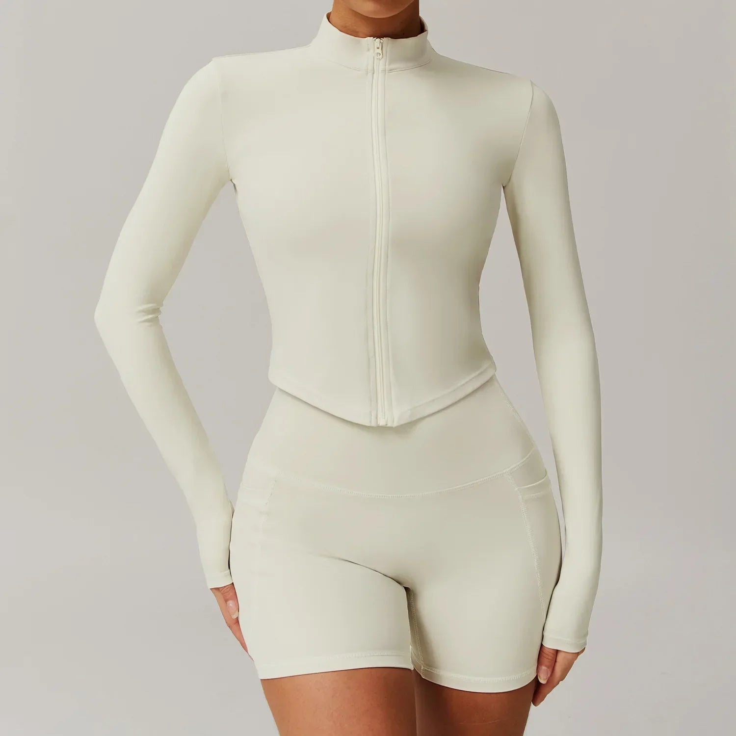 Conjunto deportivo con sudadera estilo triangular y mallas