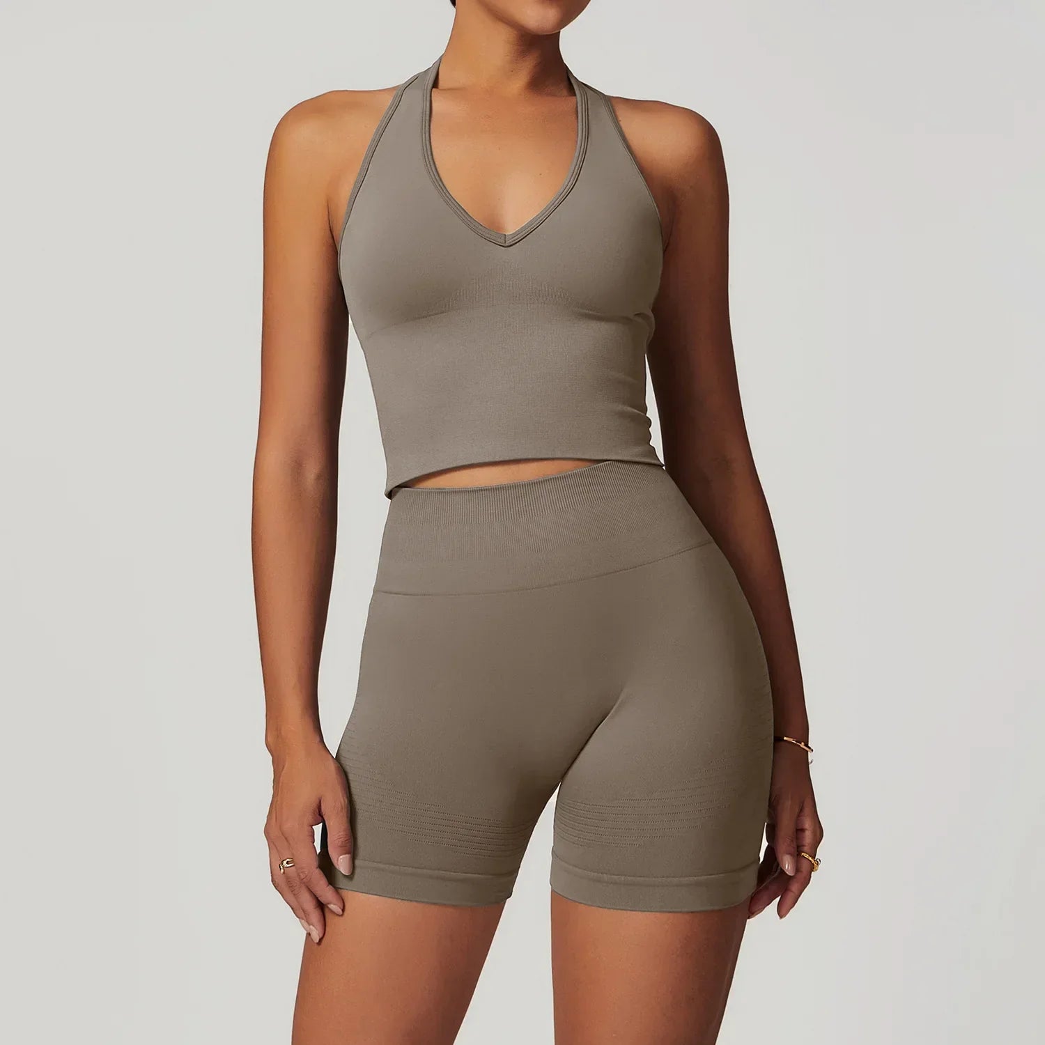 Conjunto deportivo con top con escote y mallas ciclistas