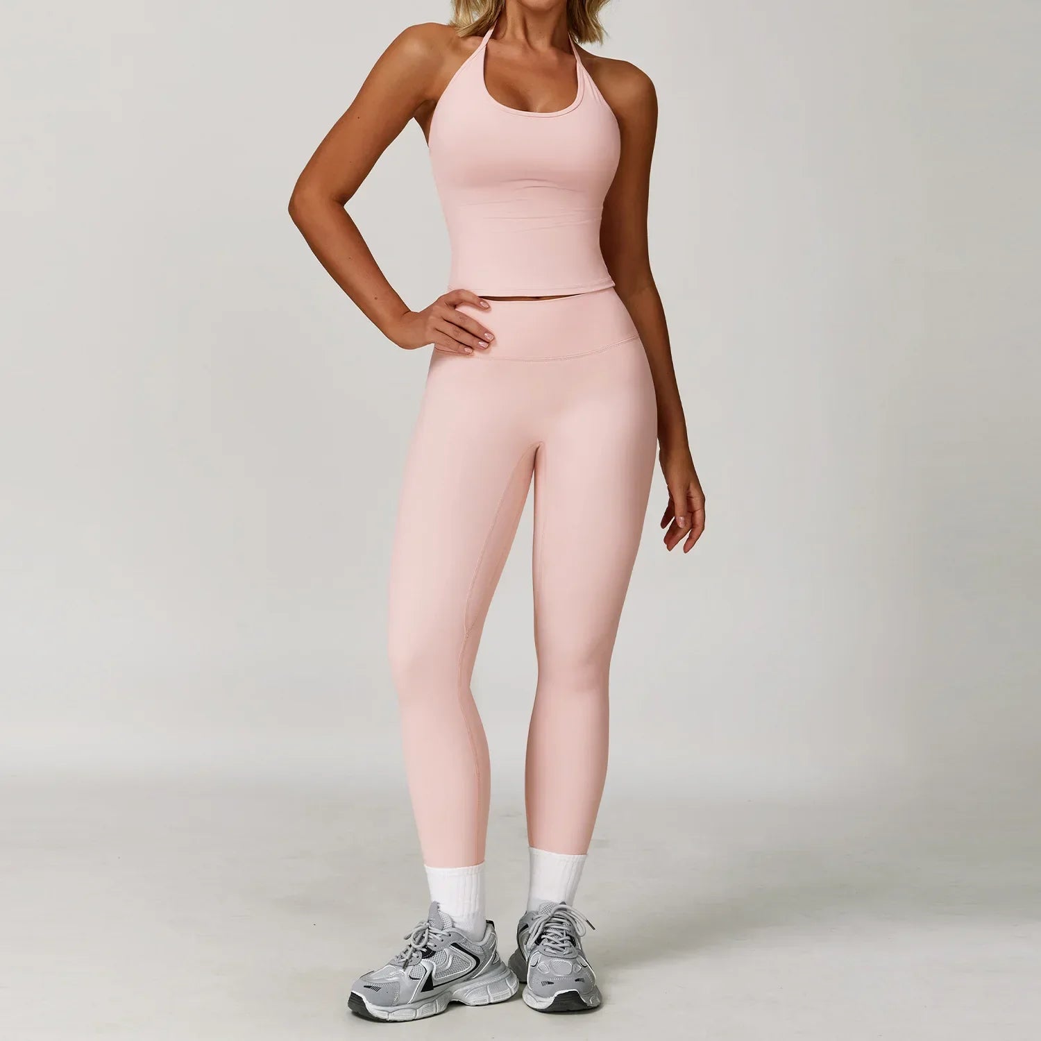 Conjunto deportivo con leggings y lazado en cuello