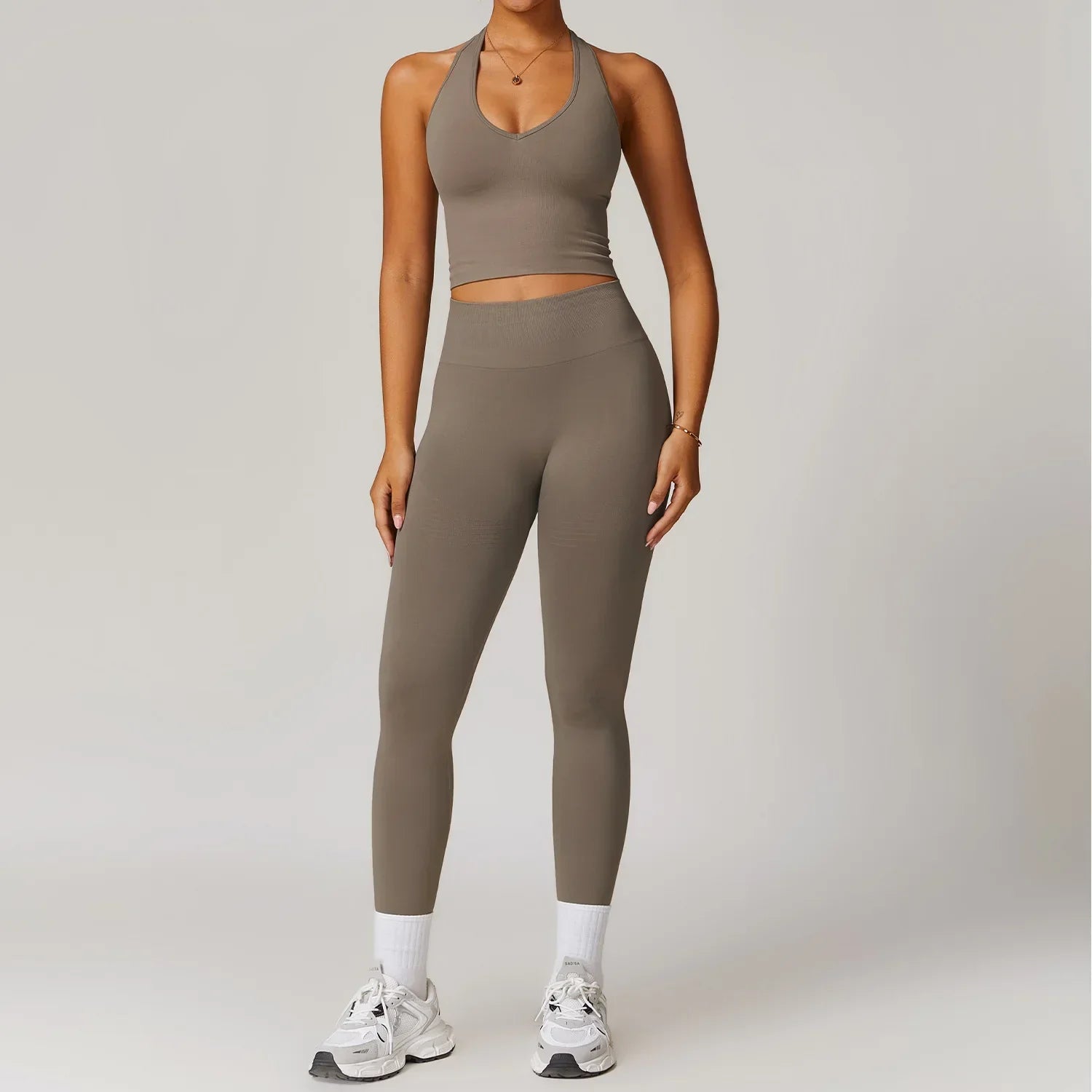 Conjunto deportivo con escote y leggings