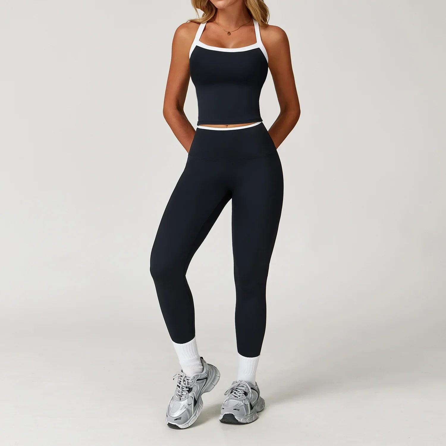Conjunto deportivo con leggings y ribete blanco